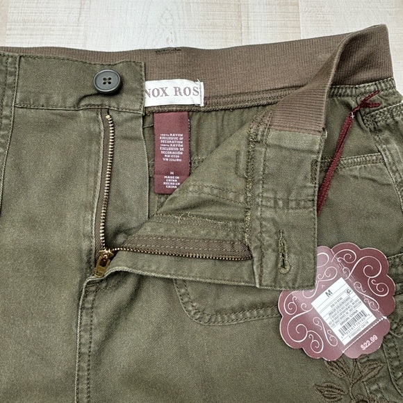 Knox Rose Women’s M Olive Green Embroidered Cuffed Cargo Shorts, Green Shorts - Picture 3 of 10